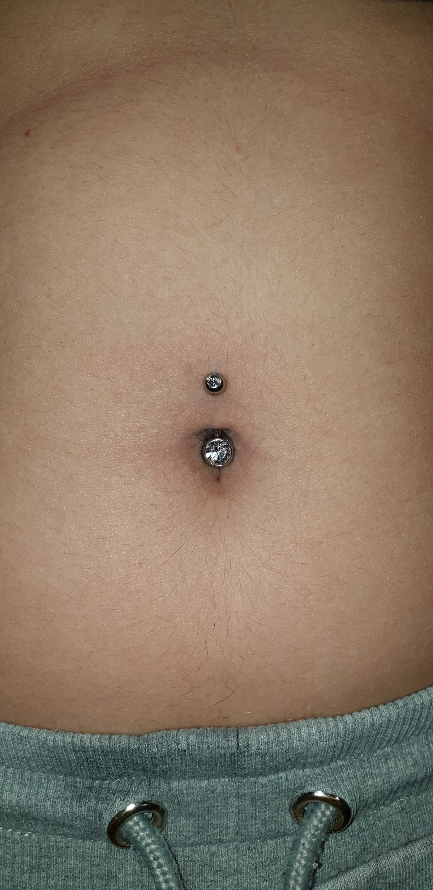 Bauchnabelpiercing mit zwei Schmuckkugeln · Crazy Ink Factory Filderstadt