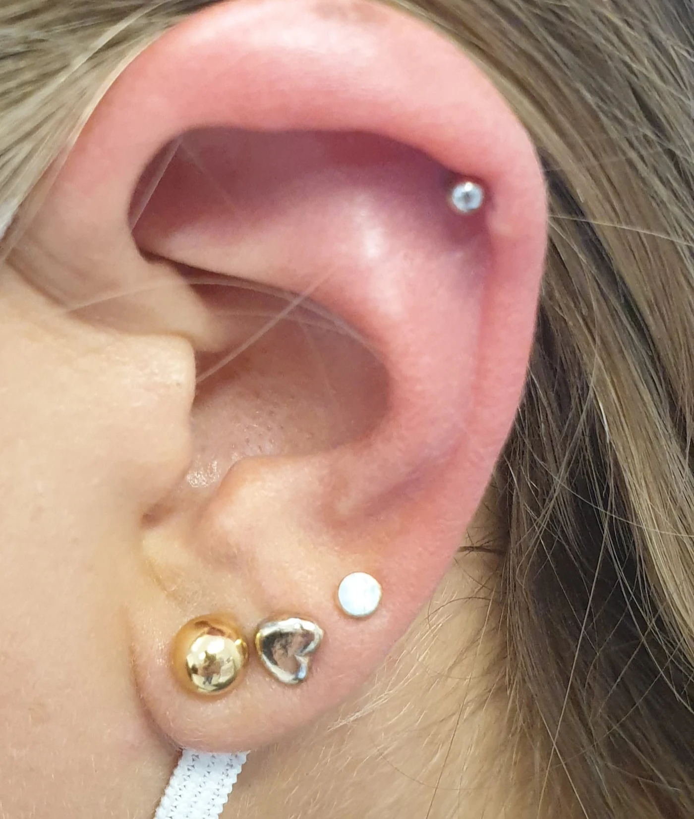 Ohrpiercings mit Schmuck am Ohrläppchen und oberen Ohr · Crazy Ink Factory Filderstadt
