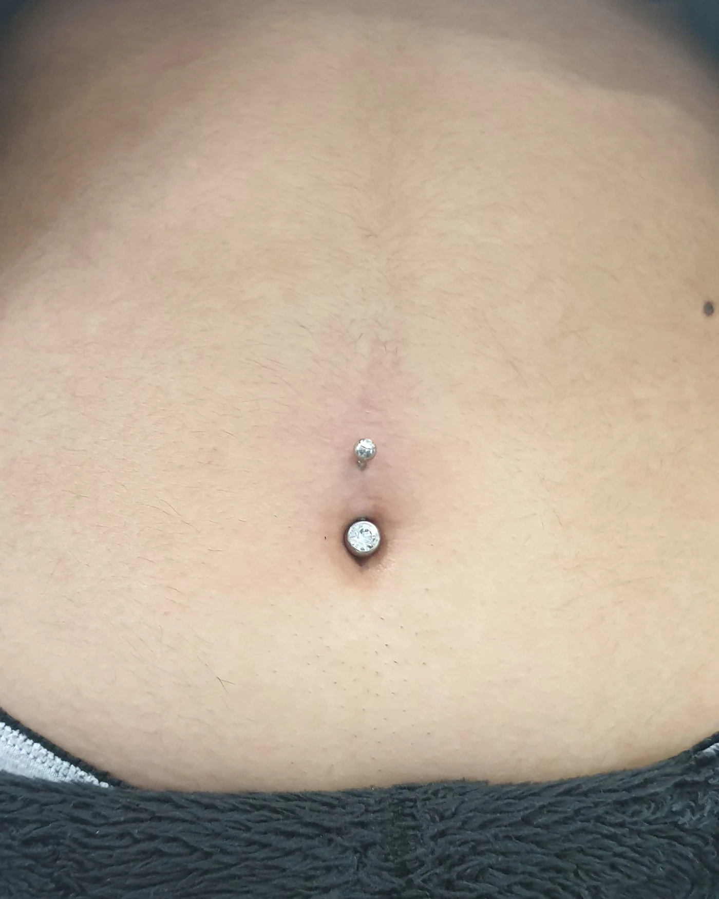 Bauchnabelpiercing mit funkelndem Schmuck · Crazy Ink Factory Filderstadt