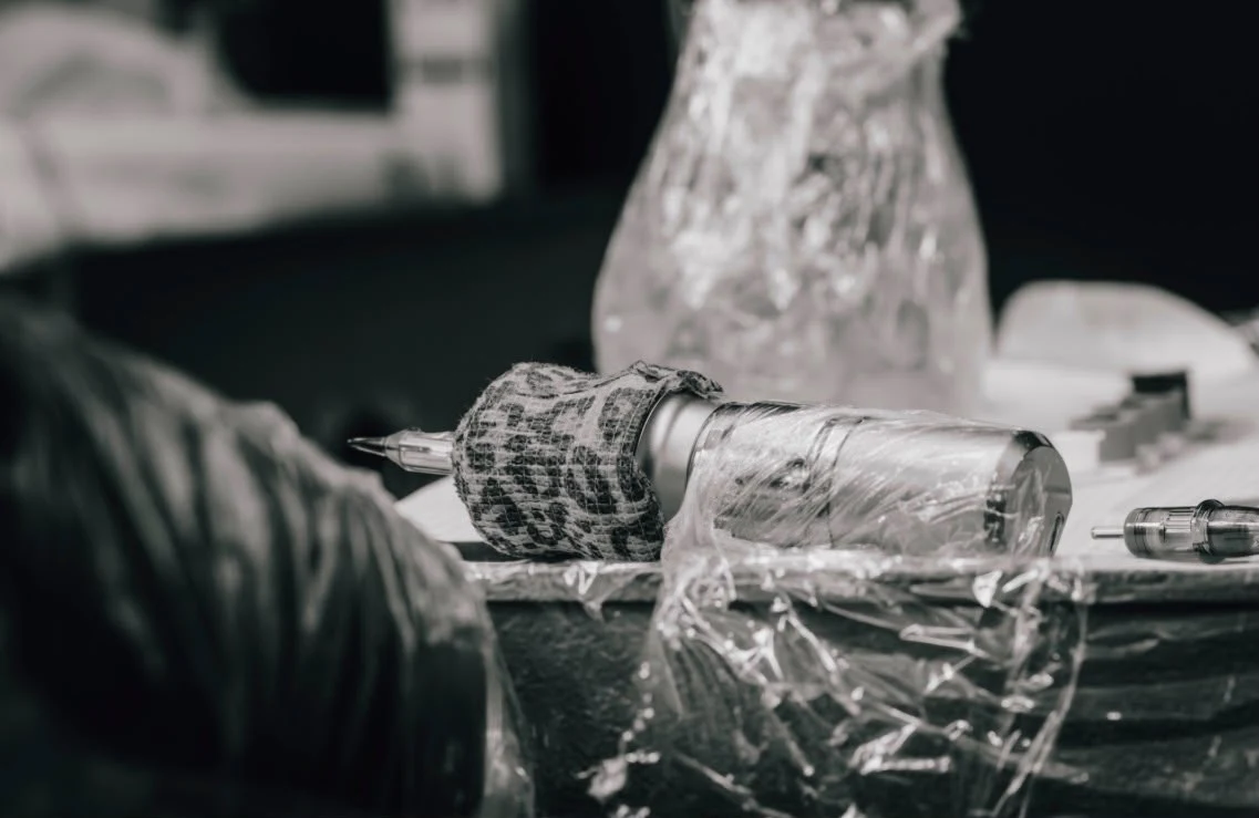 Tattoo-Handwerk und Arbeitsmaterialien im Studio · Einblick 5
